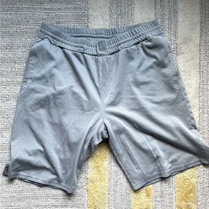 NORDSTROM RAIL MESH BASKETBALL SHORTS. DRAWSTRING AT WAIST AND 3 POCKETS. SIZE L